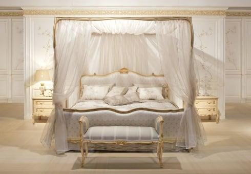 Светлая кровать с большим позолоченым балдахином Strauss
