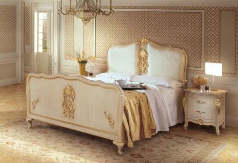 Двуспальная кровать с мягким изголовьем и прикроватные тумбы из светлого дерева Scarlatti