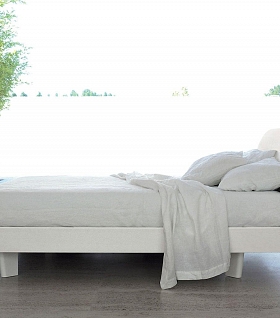 Стильная итальянская кровать белого цвета LOTUS