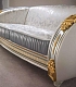 Золотистый декор подлокотников на классическом диване Liberty