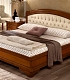 Широкая кровать из натурального дерева с мягким белым изголовьем TORRIANI