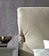 Мягкое изголовье кровати IMBOTTITI в светлом текстиле с декоративным деревянным зажимом