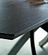 Темная деревянная столешница обеденного стола ARTISTICO крупным планом