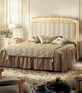 Светлая классическая мебель в спальню с золотым декором Borodin