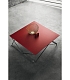 квадратный стол красного цвета