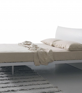 Итальянская двуспальная кровать на металлических ножках LONGUETTE