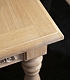 Угол деревянного обеденного стола Princess крупным планом