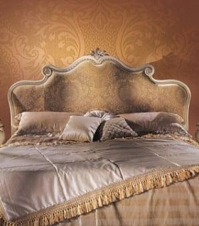 Двуспальная кровать в классическом стиле с мягким изголовьем Brahms