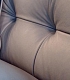 Бежевый кожаный диван BLAZER крупным планом с синей бархатной подушкой