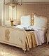 Двуспальная кровать с мягким изголовьем и прикроватные тумбы из светлого дерева Scarlatti