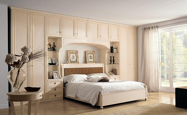 Итальянский шкаф для одежды с двуспальной кроватью молочного цвета COMPOSIZIONE M226