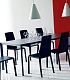 Черные кожаные стулья ALICE за обеденным столом в гостиной