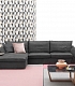 чёрный угловой диван в розовом интерьере