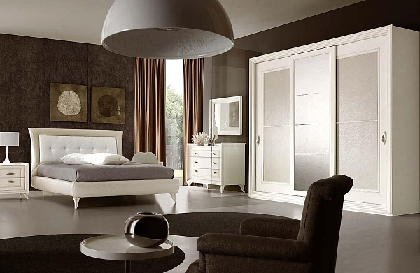 Кожаная белая кровать, трехдверный шкаф-купе, комод для белья и прикроватные тумбы из Италии TODAY 12 Ferretti e Ferretti
