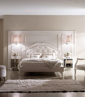 Итальянский спальный гарнитур белого цвета с кожаной кроватью и зеркалами на ящиках COMPOSIZIONE M213