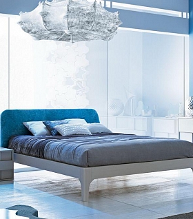 Белая кровать с синим изголовьем, стильные тумбочки и комоды для спальни NIGHT SIDE LETTI-03