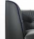 Обивка черного кожаного дивана BLAZER крупным планом с синими бархатными швами